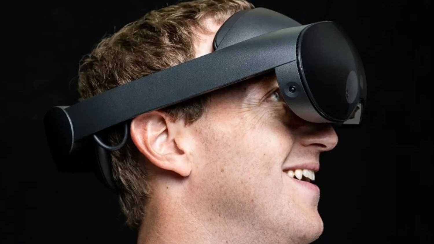 Mark Zuckerberg de perfil usando o protótipo de óculos de realidade aumentada da Meta